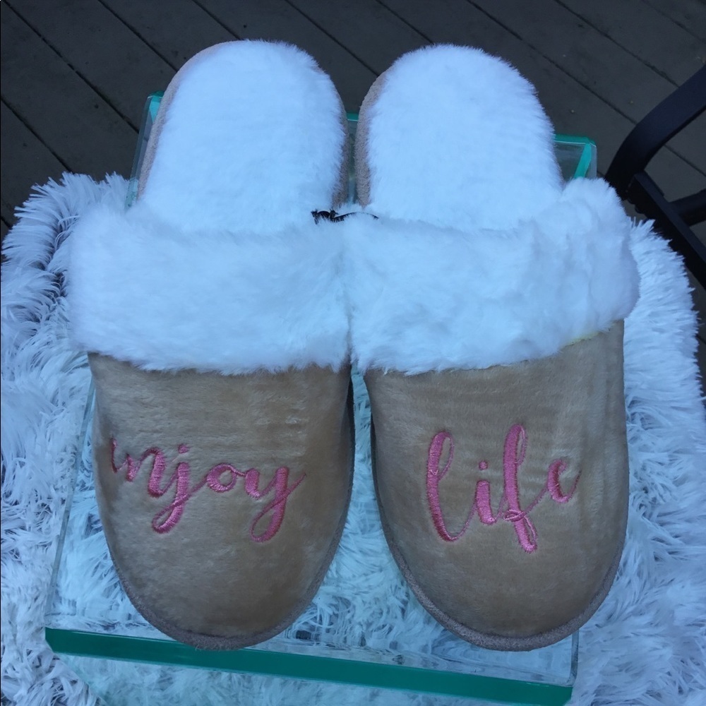 Love this life woman’s slippers size small